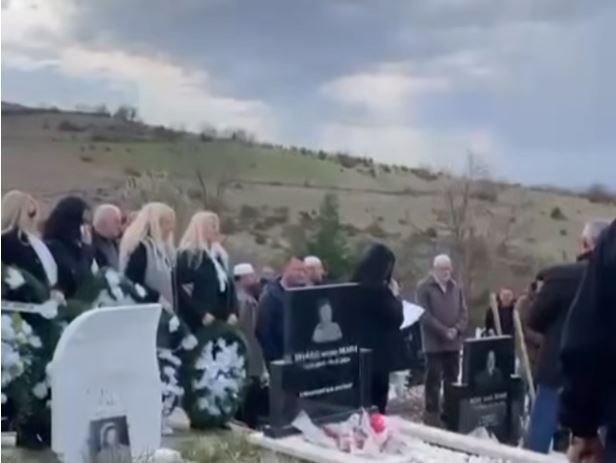 "Ti ishe urtësia", Motrat Mustafa mes lotëve i japin lamtumirën e fundit babait të tyre (VIDEO)