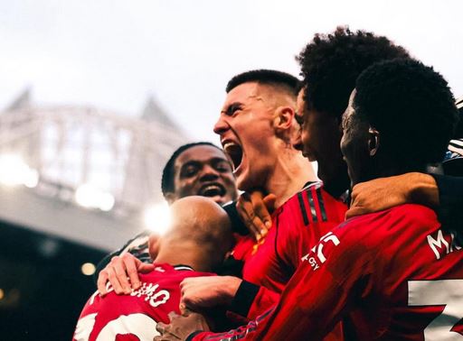 United lart e më lart, ngjitet i treti