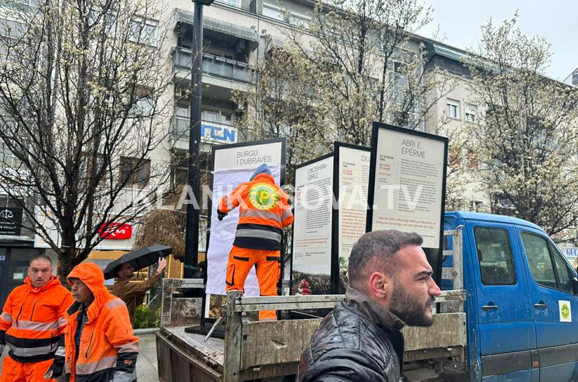 Komuna e Prishtinës në aksion: Largohen tabelat e ekspozitës me pasaktësi për masakrat