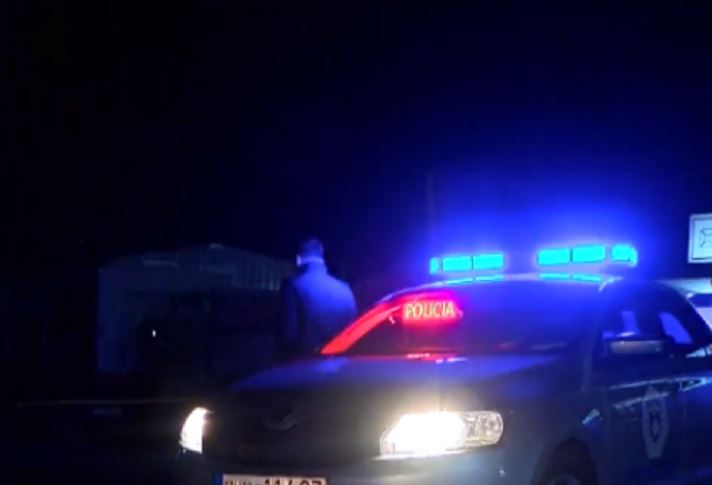 Dy vetura aksidentohen në autostradë, një person pëson lëndime