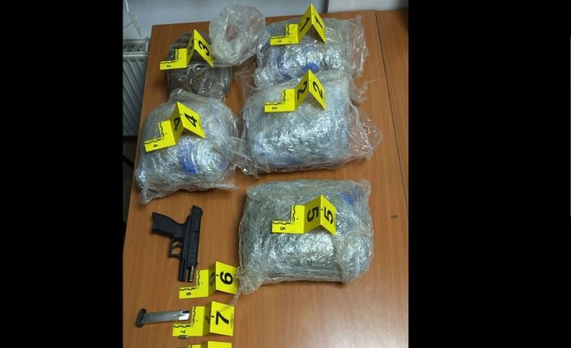 Policia në Vushtrri kap mbi 5 kg marihuanë dhe një armë, arrestohet një i mitur