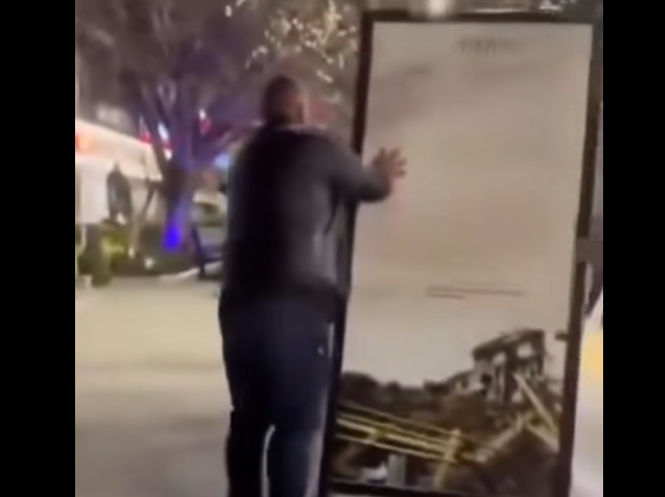 Nipi i heroit rrëzon billboardin e ekspozitës “Masakrat në Kosovë 1998-1999”