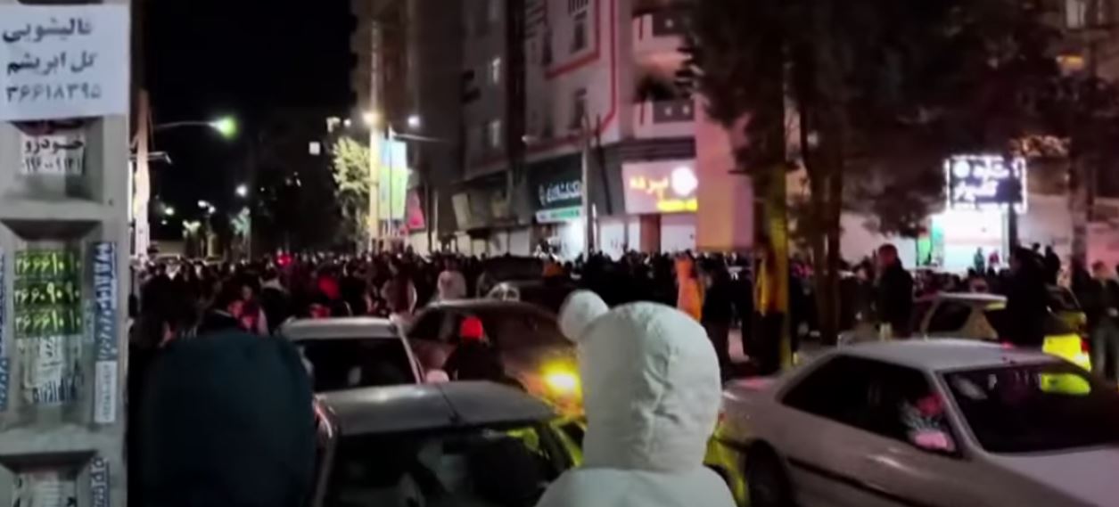Iranianët dalin në rrugë për të festuar vdekjen e Ajatollah Ali Khameneit (VIDEO)