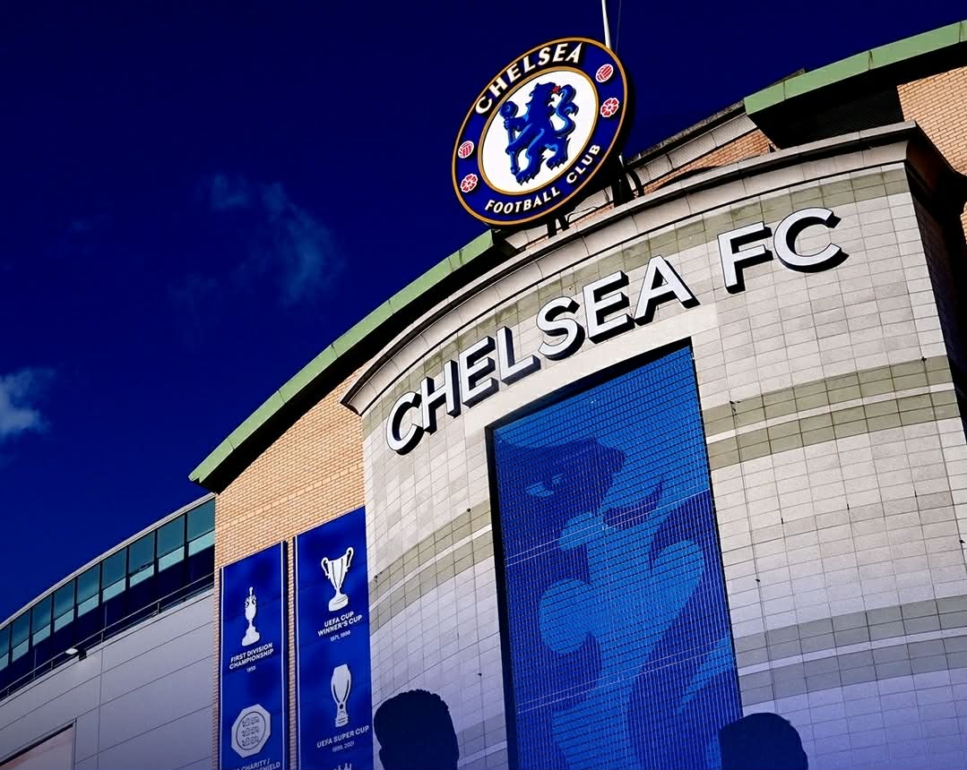 Chelsea dënohet nga Premier League për shkelje financiare, por dënimi është qesharak