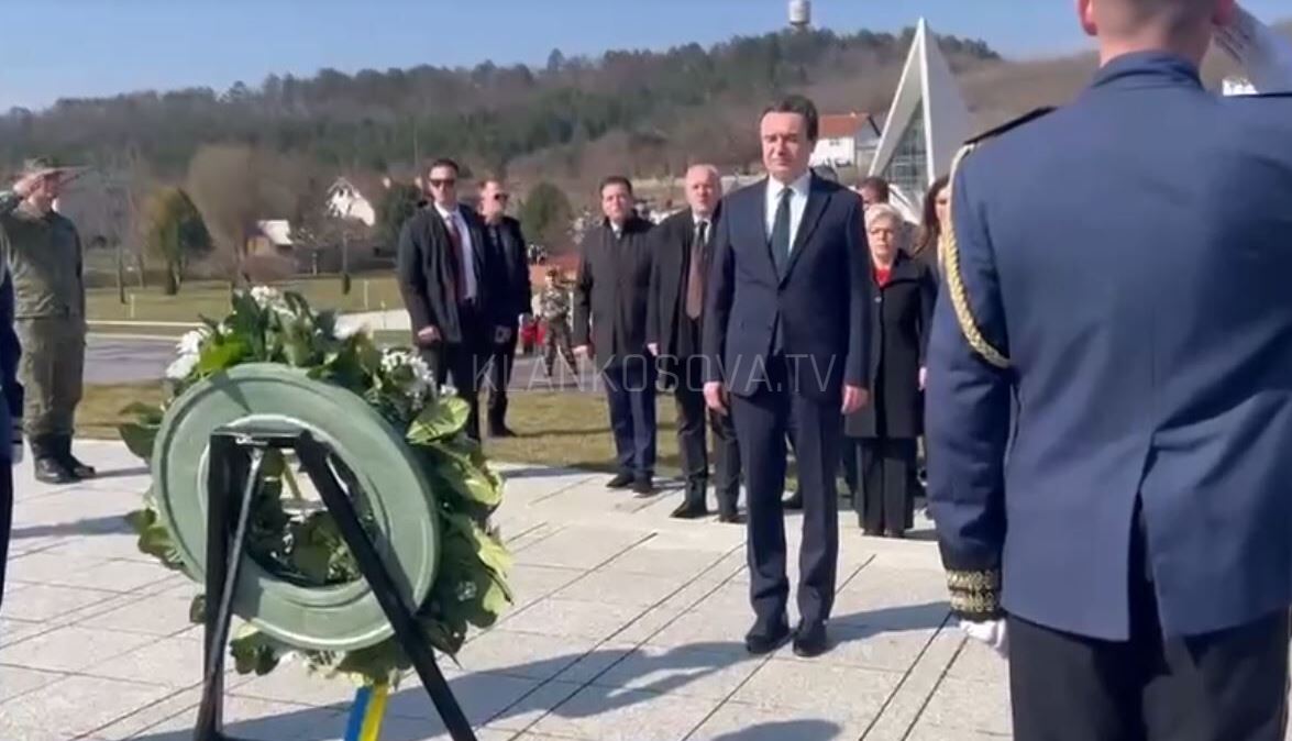 Dita e dytë e Epopesë së UÇK-së, Kurti bën homazhe në Prekaz