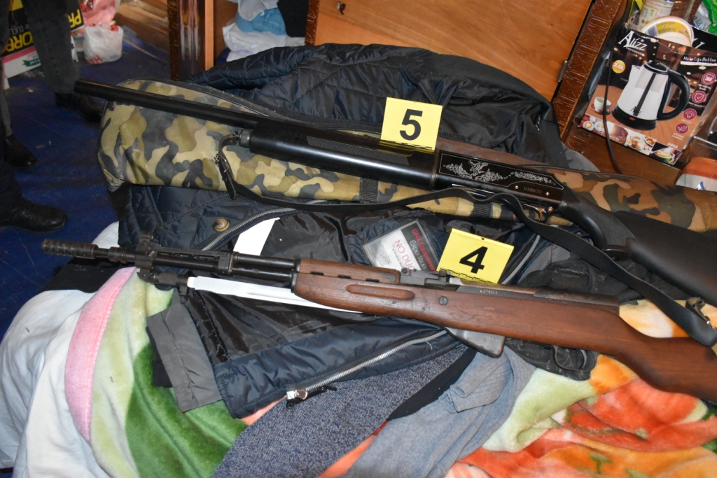 Brenda një jave, Policia e Pejës sekuestron armë e municion - disa të dyshuar në hetim