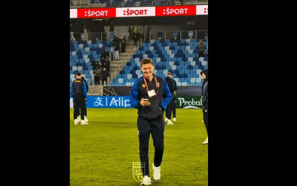 "Dardanët" mbërrijnë në stadiumin "Tehelne pole", gati për gjysmëfinalen (VIDEO)