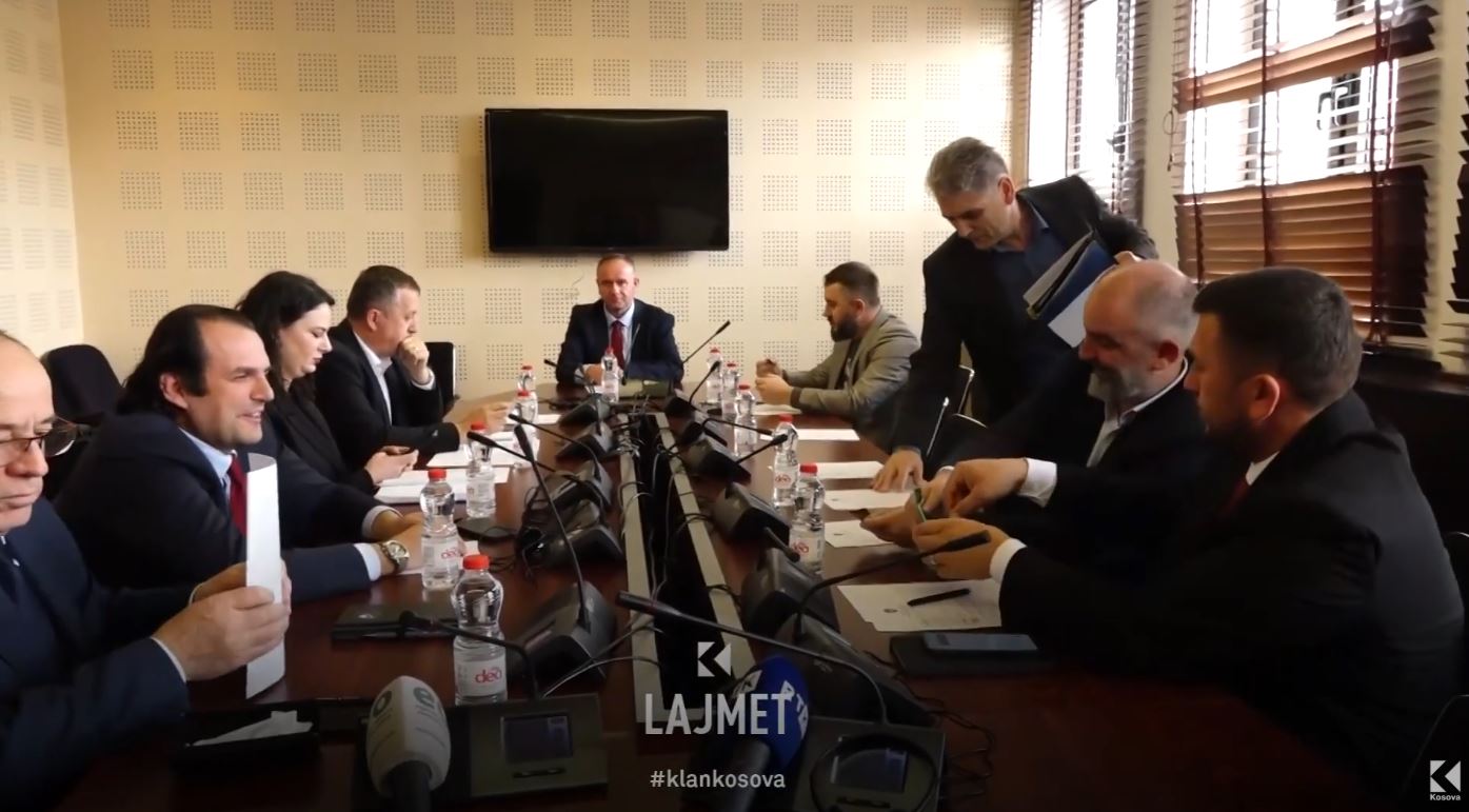 Meraku i deputetëve: S’kanë bileta, lojën e ndjekin nga shtëpia (VIDEO)