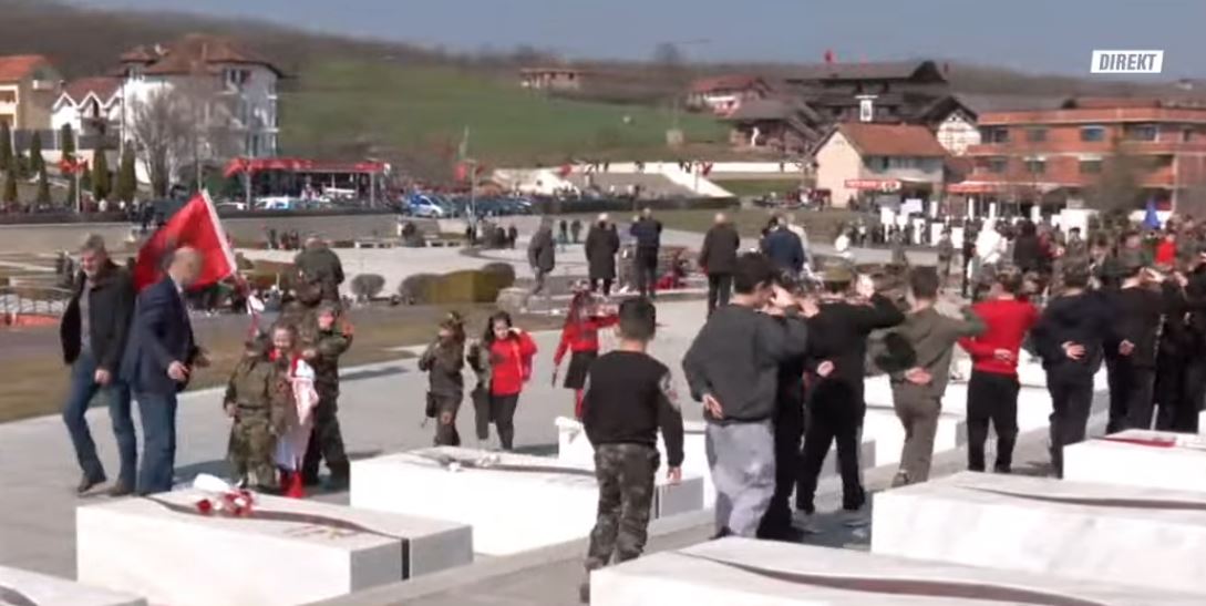 Epopeja e UÇK-së: I madh e i vogël bëjnë homazhe në Prekaz (VIDEO)