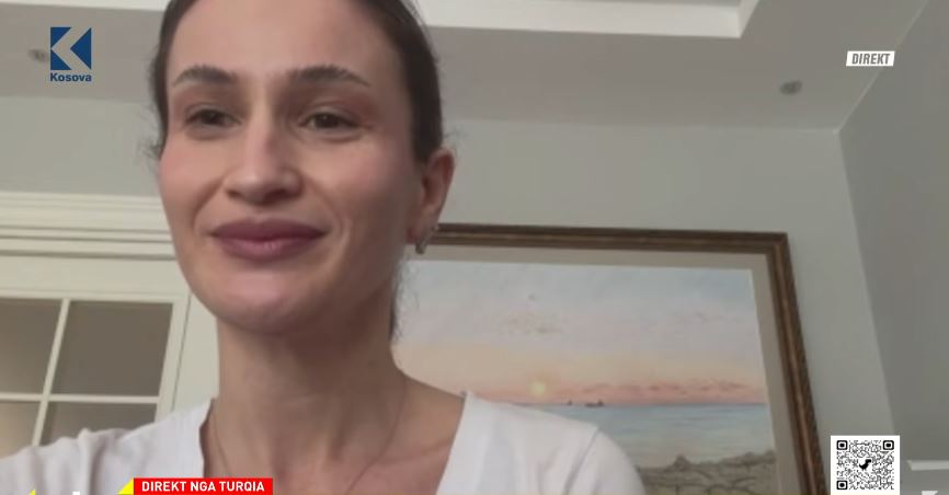 Shqiptarja në Turqi e emocionuar për ndeshjen e Kosovës: Besoj në fitoren tonë! (VIDEO)