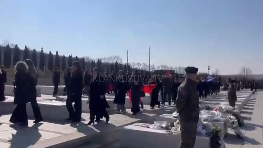 Qytetarë të shumtë vërshojnë Prekazin në ditën e dytë të Epopesë së UÇK-së
