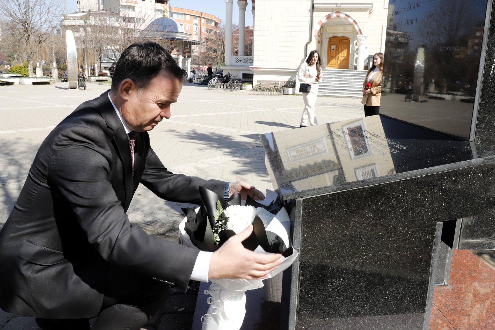 Maskara në Tregun e Mitrovicës, Peci: Akt kriminal e terrorist, i porositur nga regjimi i Millosheviqit