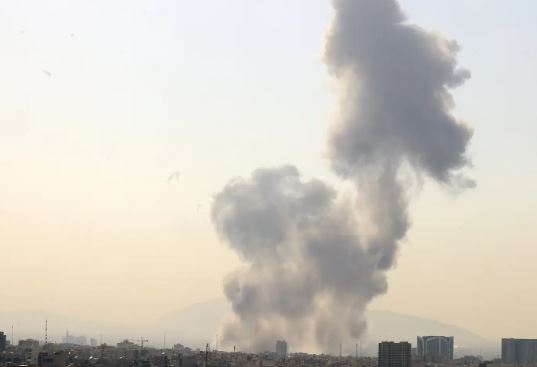 Irani sulmon vendet e Gjirit me raketa dhe dronë, rriten çmimet e naftës