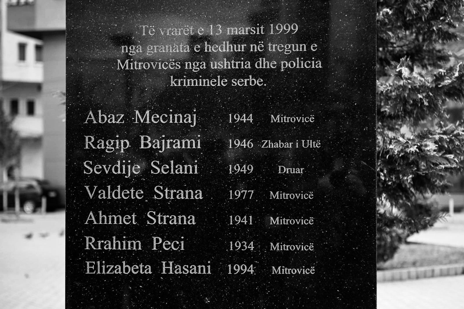 Kurti kujton Masakrën në Tregun e Mitrovicës: Krimet e Serbisë nuk harrohen!