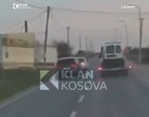 Vozitje e rrezikshme në Llabjan të Novobërdës, për një fije peri nuk shkaktohet aksident