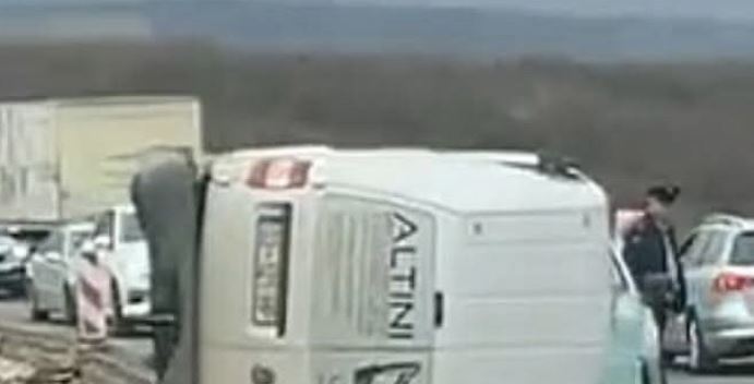 Aksident në Dollc të Klinës, rrokulliset një automjet