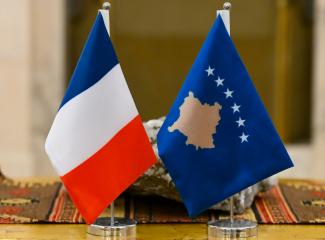 Ambasada e Francës në Kosovë dhe Instituti Francez promovojnë të drejtat e grave