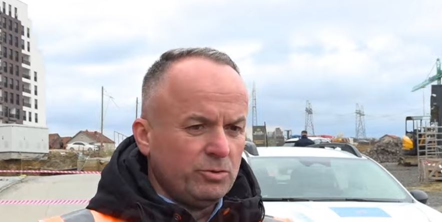 Shembja e rrugës në Prishtinë, dyshohet se ka pasur rrjedhje të ujit - intervistohet pronari i ndërtesës