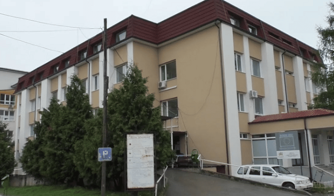 Stafi i higjienës në Spitalin e Gjakovës paralajmëron grevë për pagat e vonuara