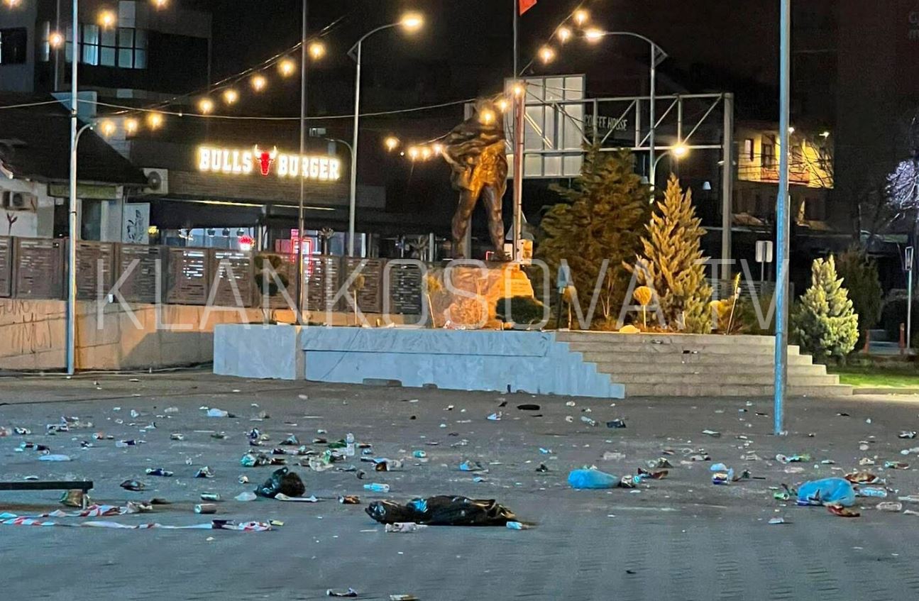 Humbja e Kosovës: Ferizajasit boshatisin sheshin, por mbeturinat i lënë pas