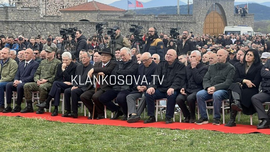 Gllogjani mbushet me qytetarë e politikanë në 28 vjetorin e Epopesë së Dukagjinit