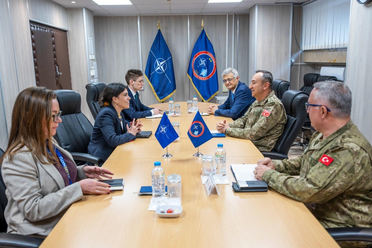 Zyrtarja e NATO-s në takim me komandantin e KFOR-it, diskutohet për sigurinë në Kosovë