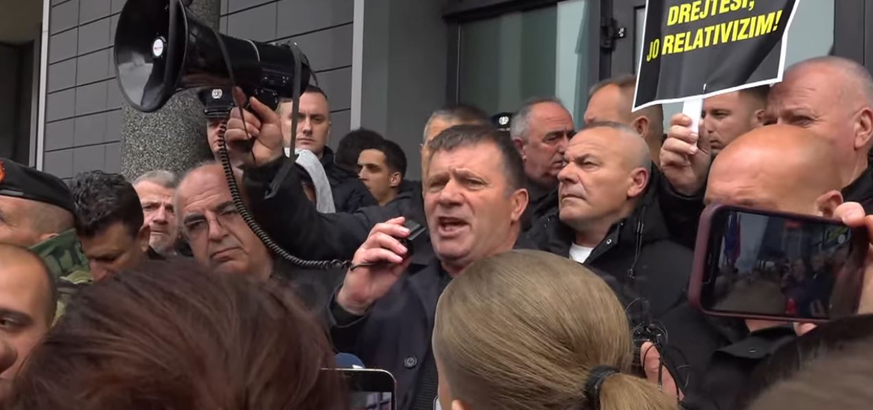 “Drejtësi, jo relativizim”, protestë para Kuvendit - veteranët të ashpër me qeverinë pas ekspozitës për masakrat