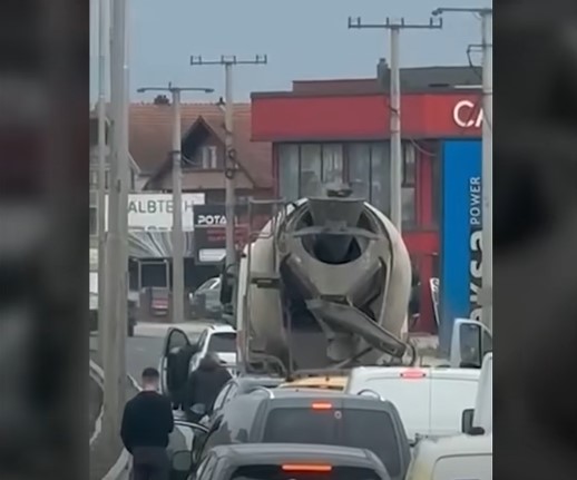 Vetura godet këmbësorin në Vragoli