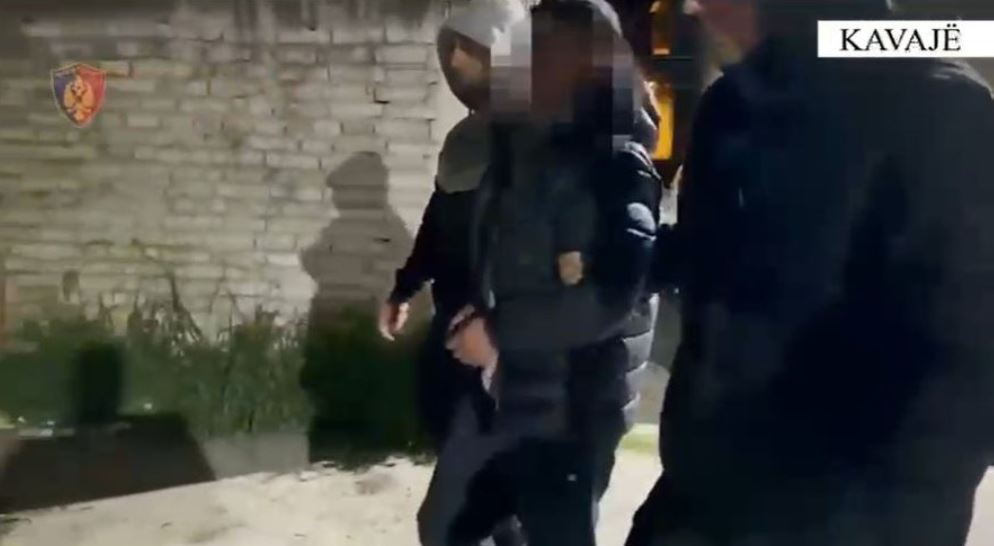 Plagosi me armë zjarri 39-vjeçarin në Kavajë, arrestohet i dyshuari