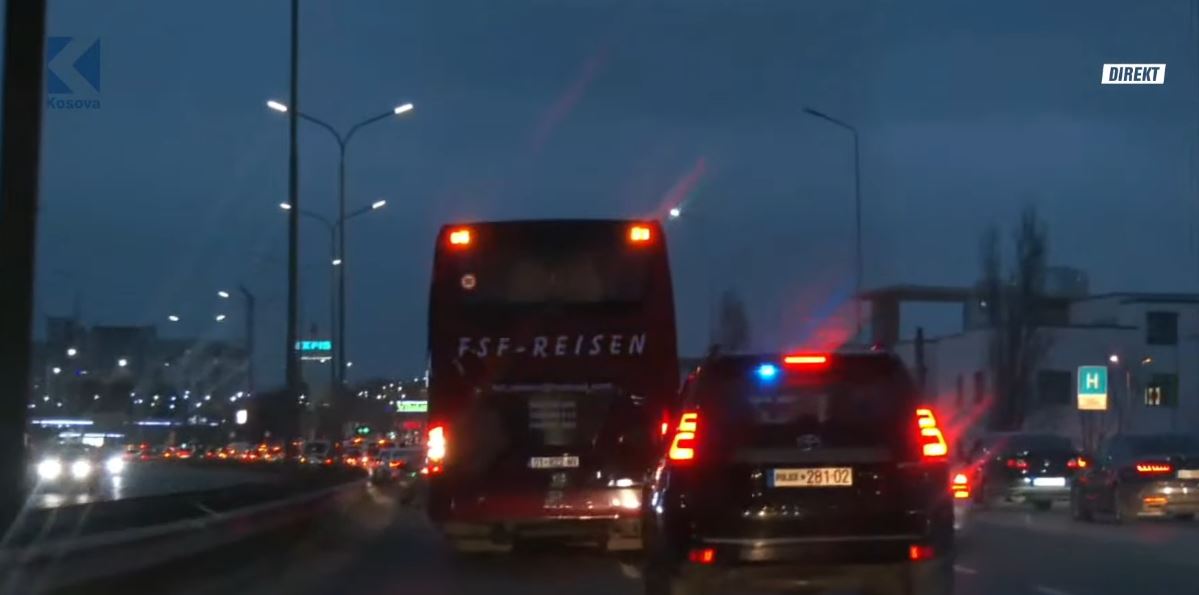 Kombëtarja e Kosovës afër hyrjes në Prishtinë, siguri e lartë - LIVE