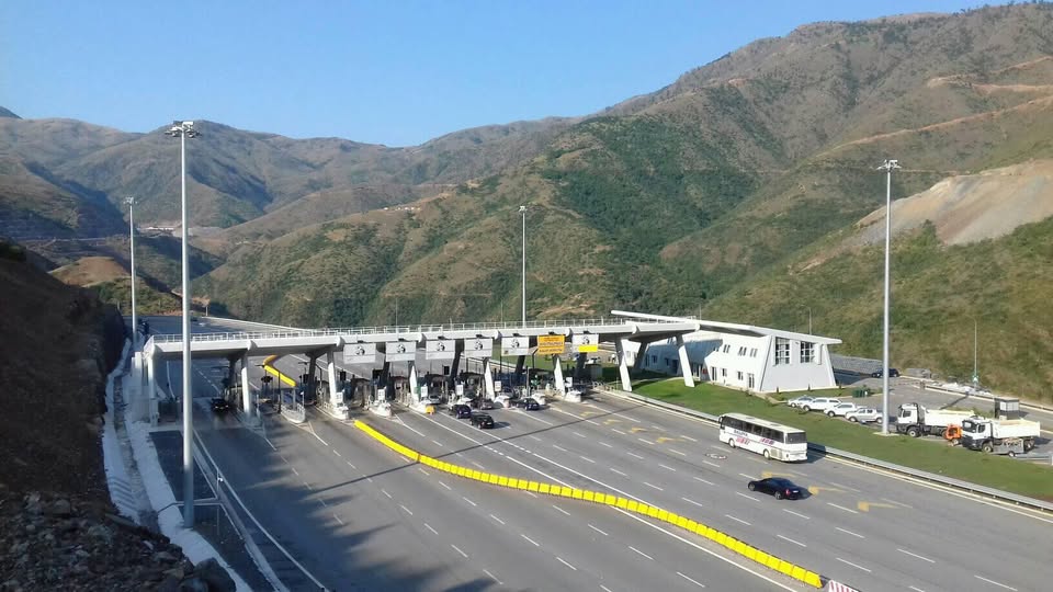 Tentoi t’i fuste “në të zezën” mbi 500 litra naftë nga Kosova në Shqipëri, arrestohet
