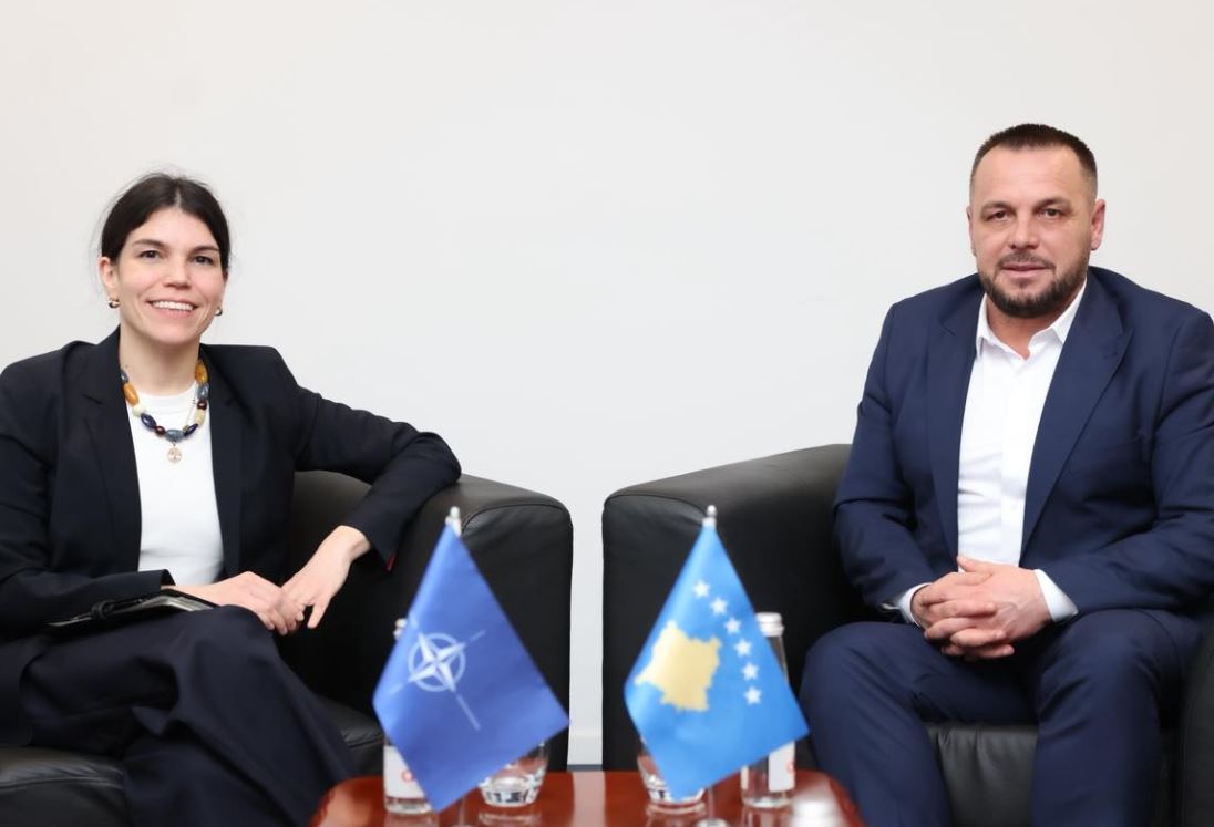 Maqedonci pret në takim zyrtaren e NATO-s, flitet për anëtarësimin e vendit në aleancë