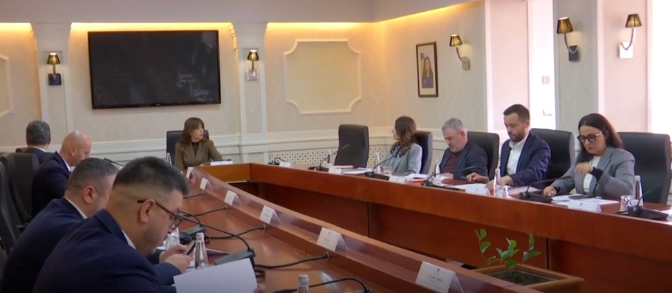 Zgjedhja e presidentit: Pushteti e opozita nuk lëvizin nga qëndrimet (VIDEO)