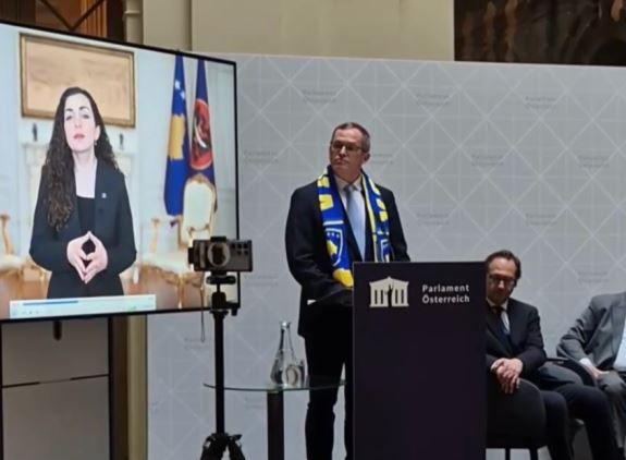 Presidentja Osmani nderohet me Çmimin “Dr. Erhard Busek” në parlamentin austriak