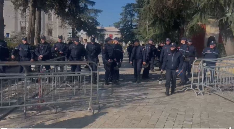 Blindohet Parlamenti i Shqipërisë para seancës për Ballukun