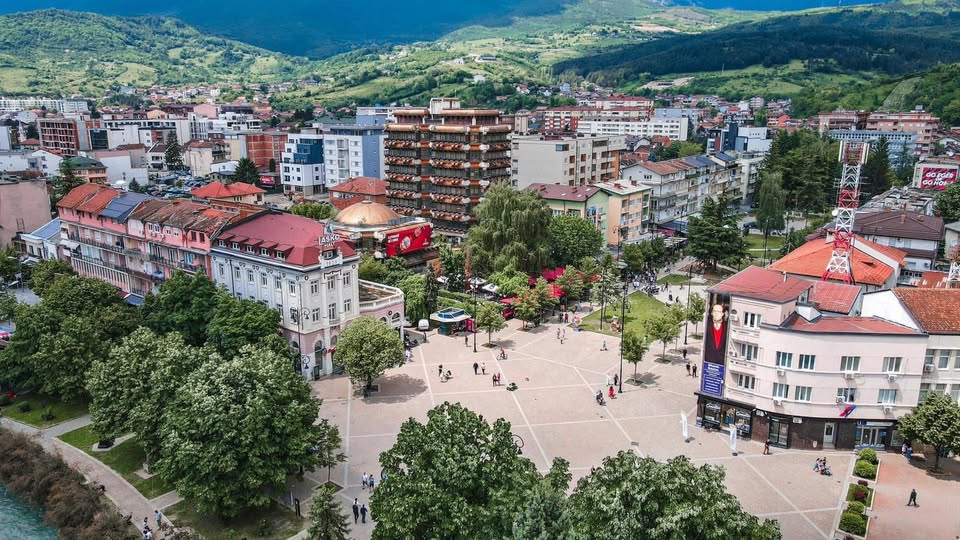 Vizitë te varrezat e takime me familjarë: Si pritet festa e Bajramit në Pejë? (VIDEO)