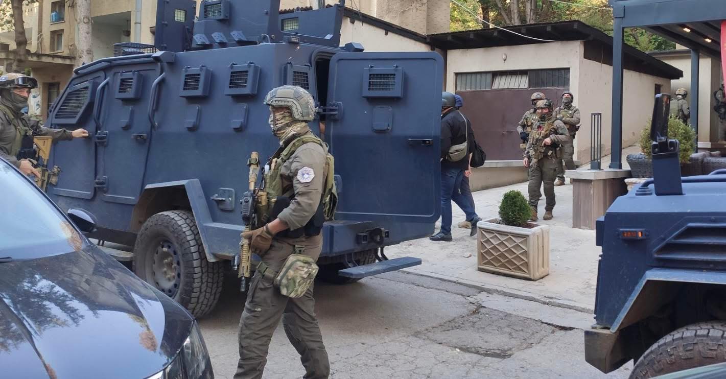 Gjenden armë e uniforma në një shtëpi të pabanuar në Zubin Potok