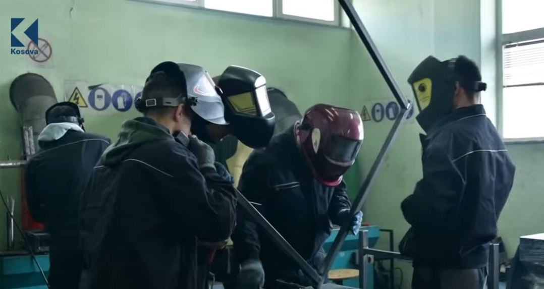 Nga amvise në kuzhiniere - kurset profesionale që po hapin mundësi punësimi për kosovarët (VIDEO)
