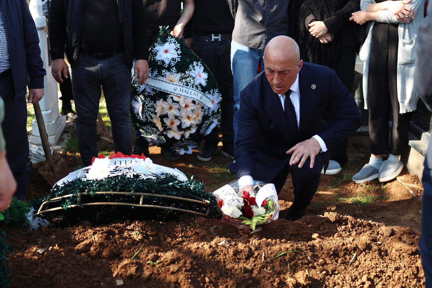 Ramush Haradinaj merr pjesë në varrimin e nipit të Agim Çekut