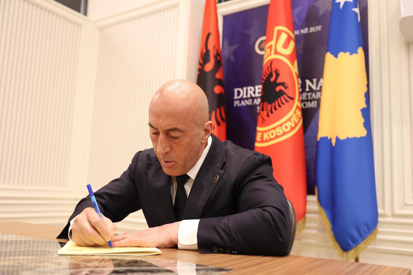 Haradinaj nënshkruan peticionin kombëtar në përkrahje të ish-krerëve të UÇK-së