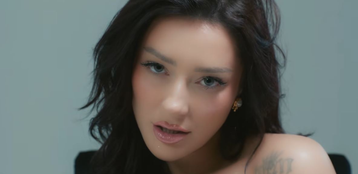 “Ani, ani djalë”, thotë Ronela në projektin e fundit (VIDEO)
