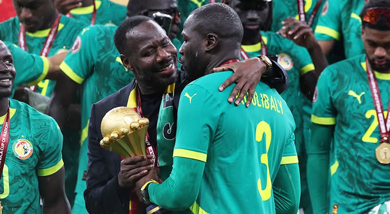 Selektori i Senegalit dorëzon në ushtri trofeun e Kupës së Afrikës