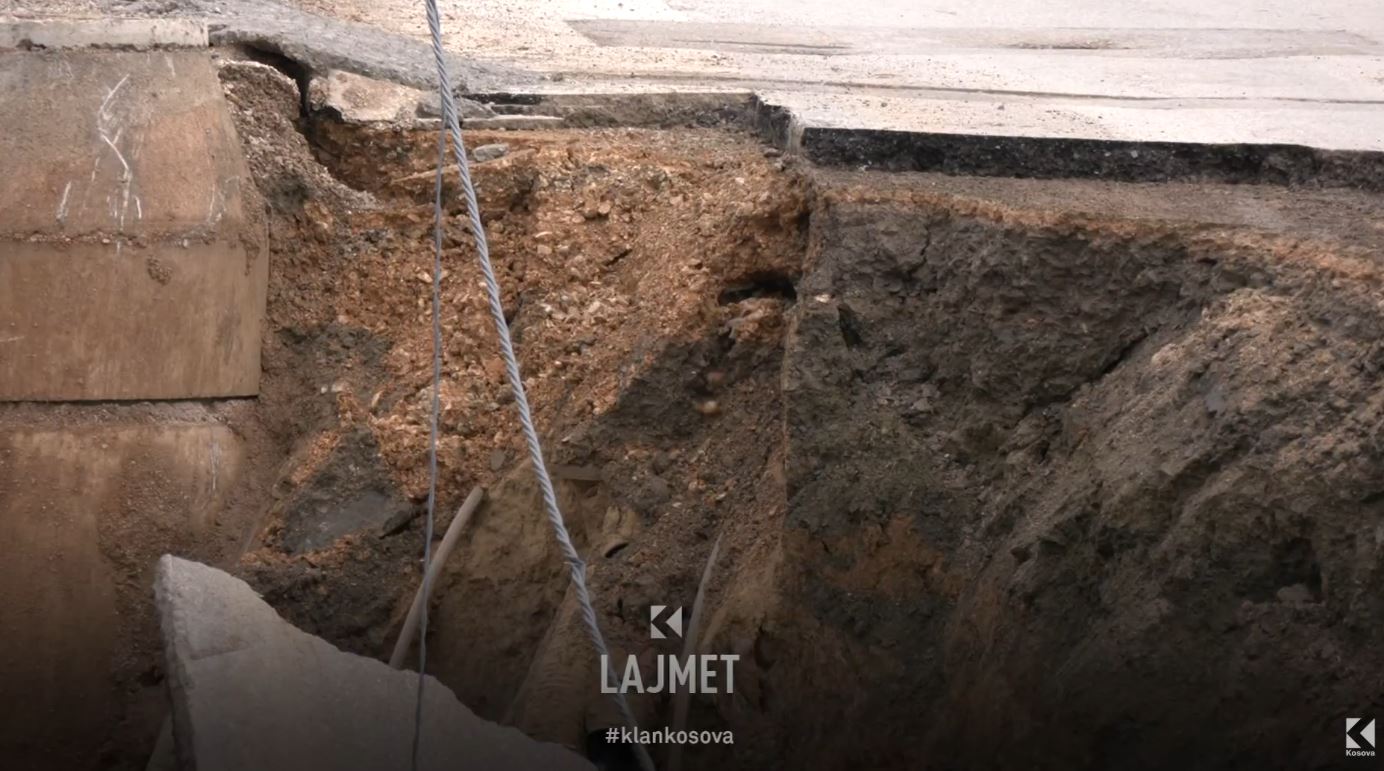 Shembja e rrugës: Asfaltin e përpiu toka në Prishtinë (VIDEO)