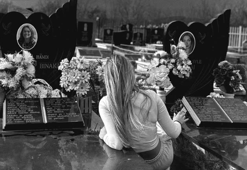 “Çdo sukses është për ju”, Elijona shkon te varret e nënës dhe motrës