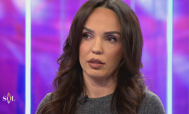 “Kur vdes nana, shuhen krejt ëndrrat”, rrëfimi prekës i gazetares (VIDEO)