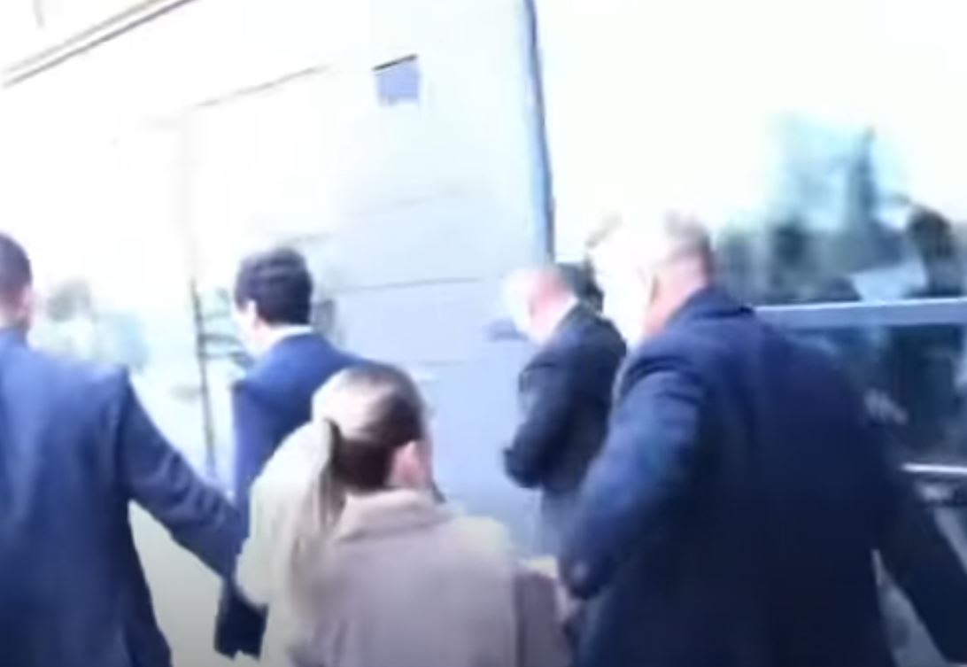 Pak pasi u fol për gratë, mbrojtja e afërt e Kurtit shtyn gazetaren e Klan Kosovës (VIDEO)