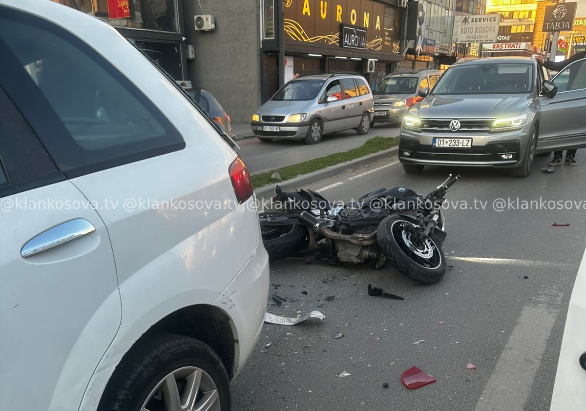Nga aksidenti në Fushë Kosovë, motoçiklisti dërgohet në QKUK
