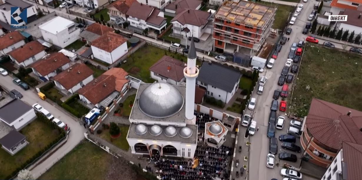 Falja e Namazit të Fitër Bajramit në Xhaminë “Haxhi Ibrahim Devolli” në Pejë (VIDEO)