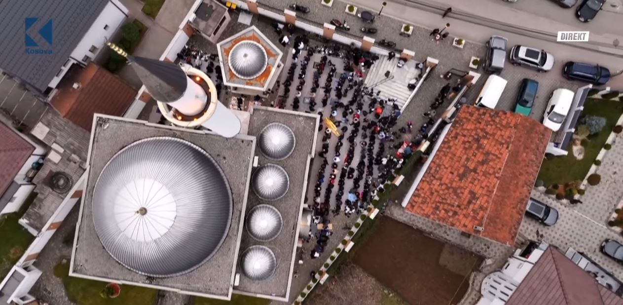 Namazi i Fitër Bajramit falet në xhaminë “Haxhi Ibrahim Devolli” në Pejë (VIDEO)