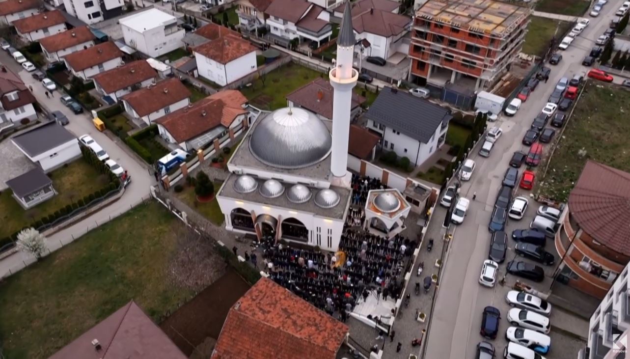 Transmetimi i veçantë në Klan Kosova nga xhamia “Haxhi Ibrahim Devolli” për Fitër Bajram (VIDEO)